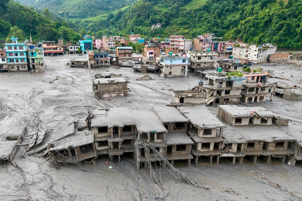 PHOTO: TOPSHOT-NEPAL-WEATHER-LANDSLIDE-FLOODS