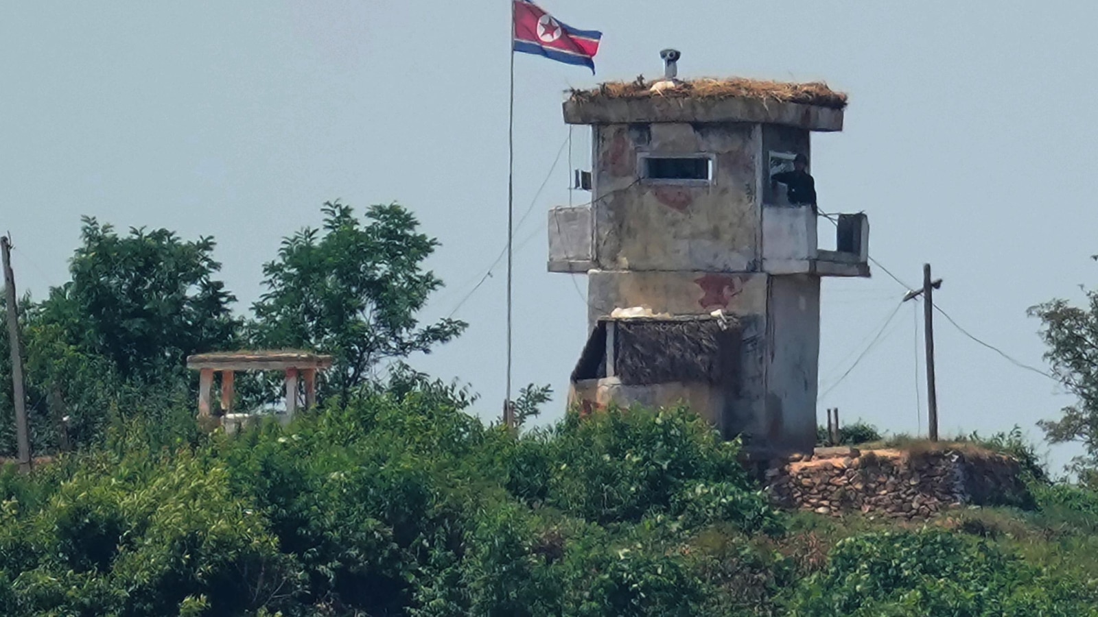 Южна Корея наложи забрани за пътуване на трима цивилни заради предполагаеми полети на дронове в Северна