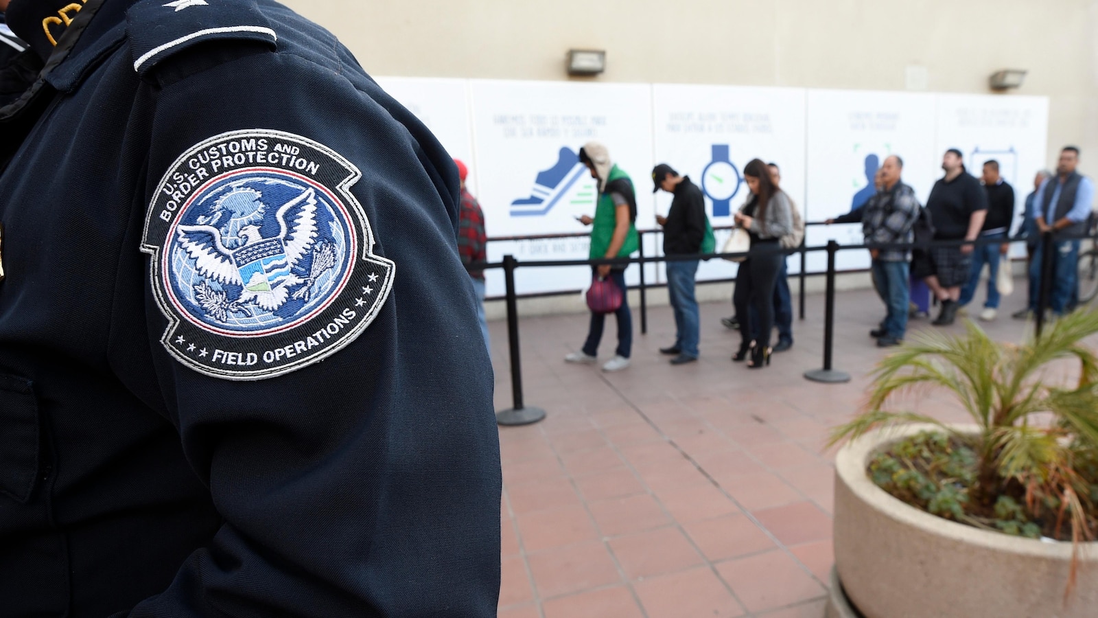 2 customs officers plead guilty to allowing drugs to enter US through their lanes