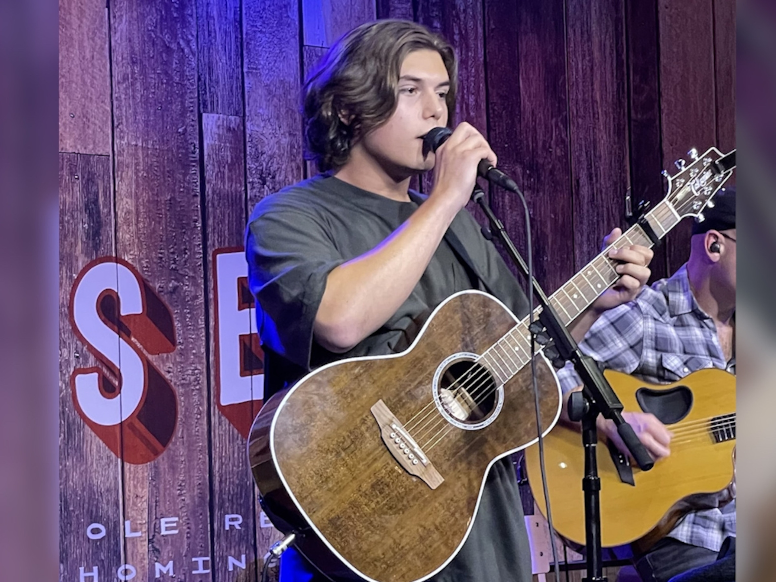 Gwen Stefani's son Kingston performs at Blake Shelton's Oklahoma bar - ABC  News