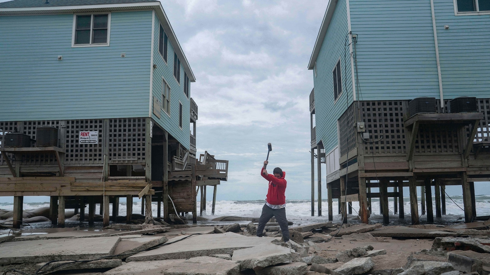 Strong potential nor'easter develops as East Coast prepares for stormy conditions
