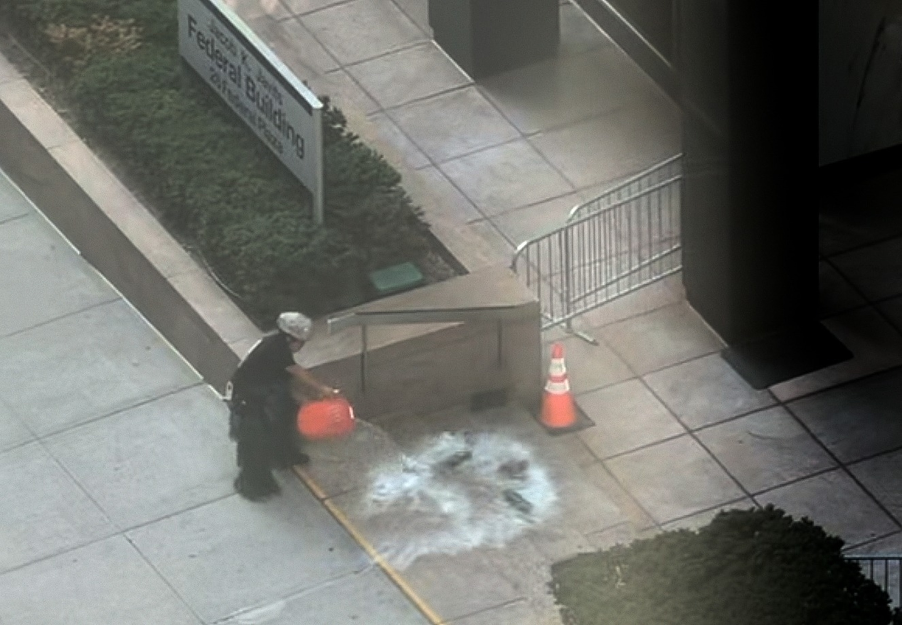 Hombre bajo custodia después de detonar dispositivo incendiario fuera de edificio federal en Manhattan.