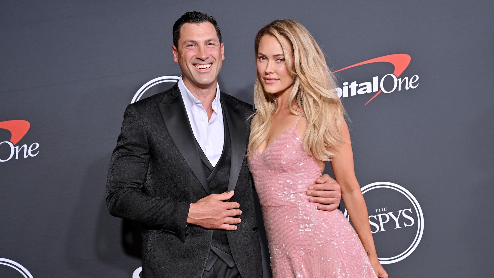 Peta Murgatroyd celebrates 7 years of marriage with Maksim Chmerkovskiy(01)