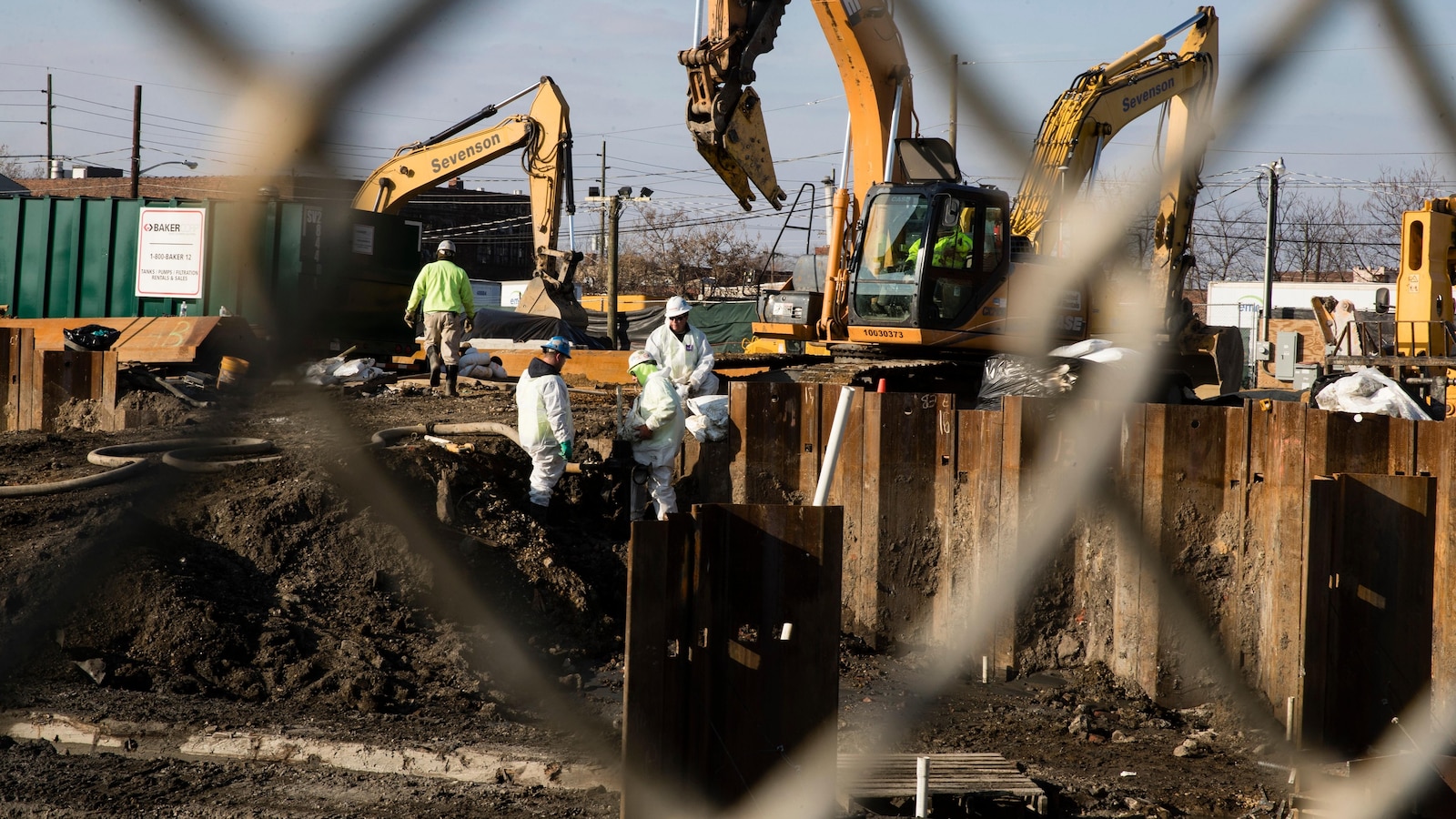 مراقب وكالة حماية البيئة يجد أن أكثر المواقع تلوثًا في البلاد عرضة للفيضانات والحرائق البرية