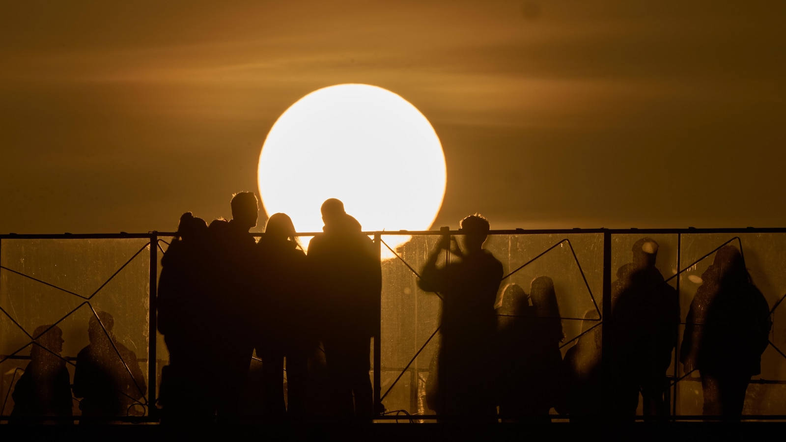 Moscow businesses struggle as Russia restricts cellphone internet services