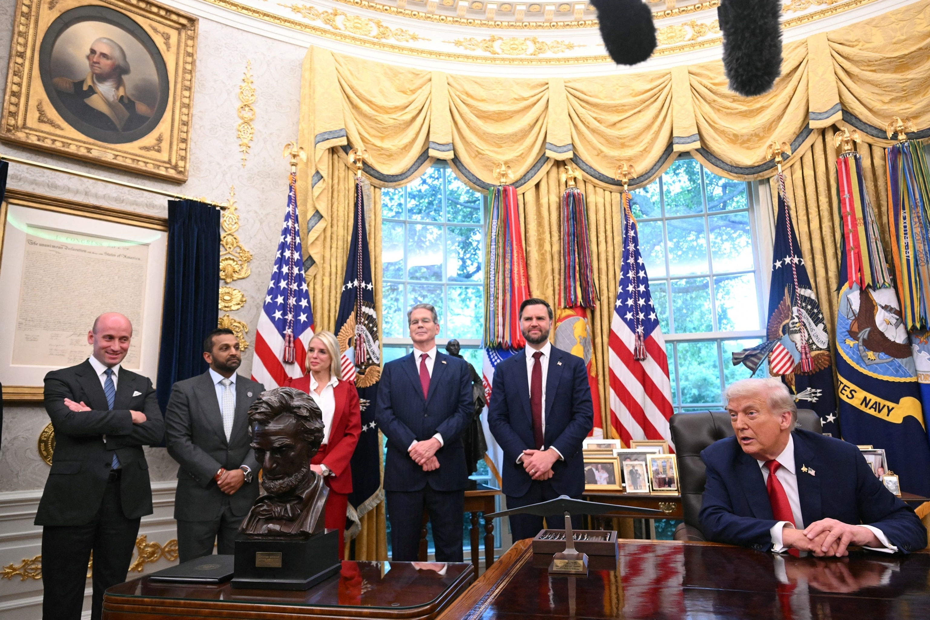 PHOTO: President Donald Trump speaks in the Oval Office of the White House, September 25, 2025 in Washington.