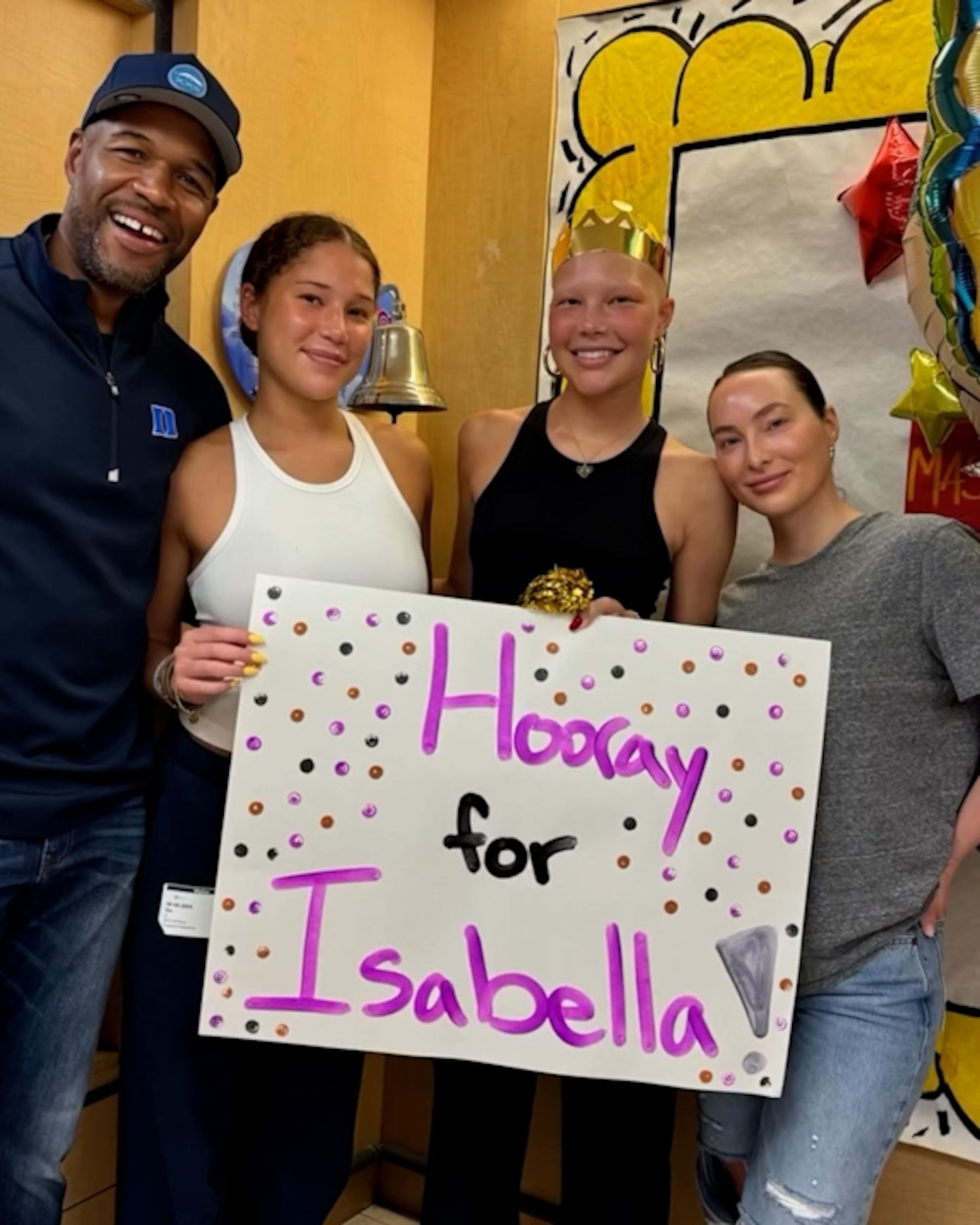 Isabella Strahan posts photo with her mom to mark her return to college -  ABC News