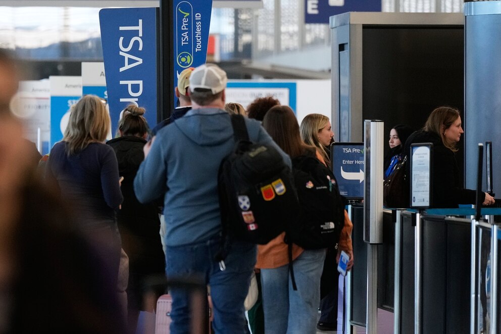 PHOTO: Homeland Security Air Travel