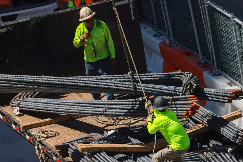 PHOTO: Building construction site using steel rods in Miami