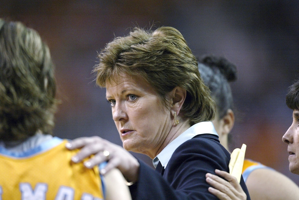 PHOTO: Head coach Pat Summitt of the University of Tennessee Lady Volunteers talks with Shanna Zolman #5 duting the NCAA Women's Championship game against the University of Connecticut Huskies at the Georgia Dome, April 8, 2003, in Atlanta.