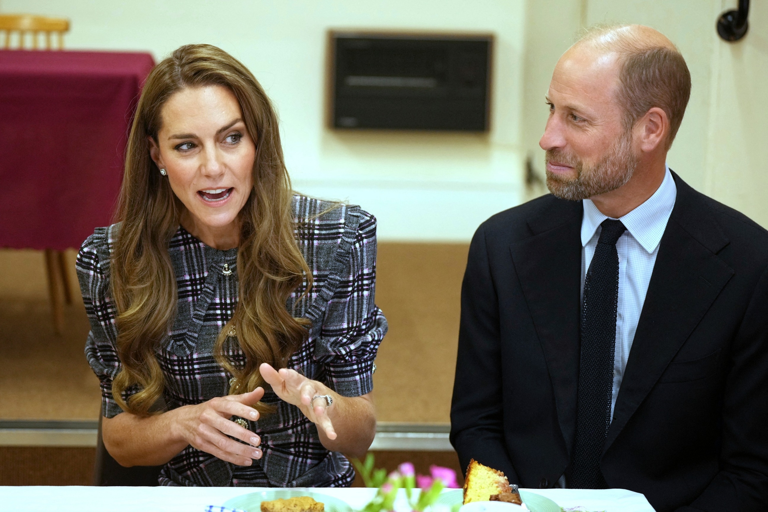 Kate Middleton returns to brunette hair in surprise appearance with Prince  William - ABC News