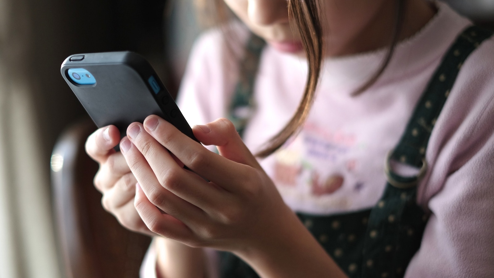 Child uses a smartphone - France social media ban for under-15s