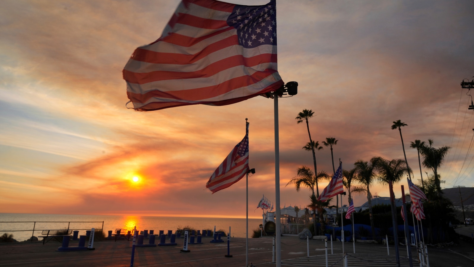 Hot weather and winds raise California wildfire threat as power shutoffs start Hot weather and winds raise California wildfire threat as power shutoffs start