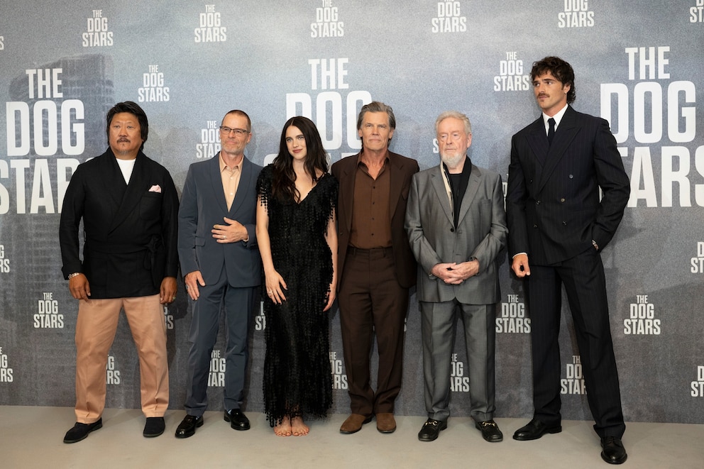 PHOTO: World Premiere of 20th Century Studios’ ‘The Dog Stars’ at Odeon Luxe Leicester Square, London