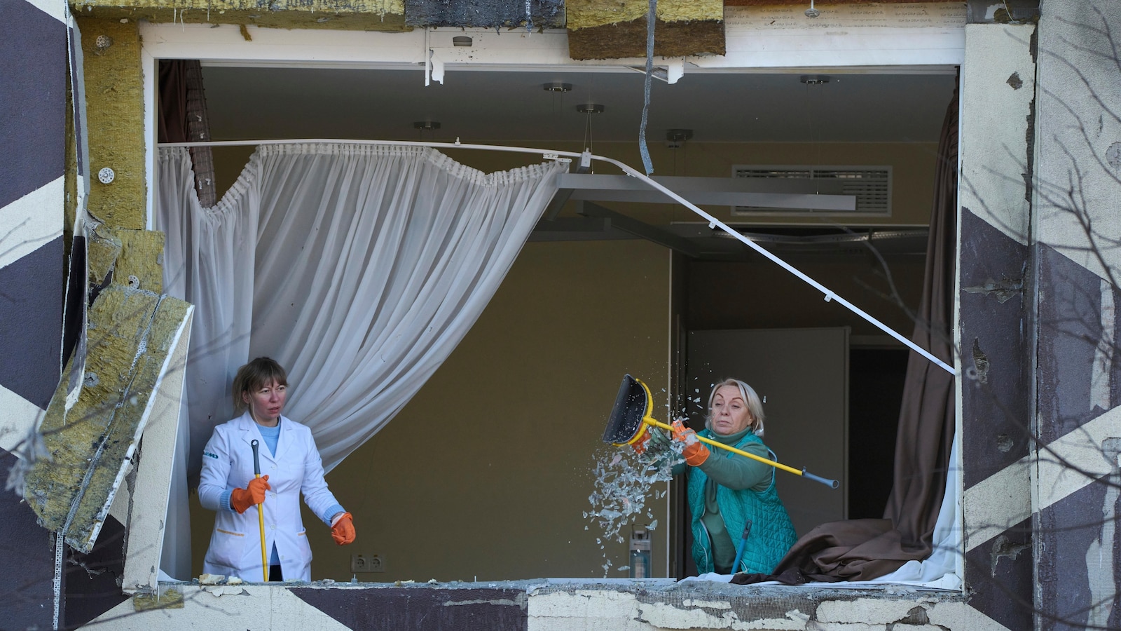 Зеленски сменя началника на сигурността на Украйна и наема канадски икономически съветник