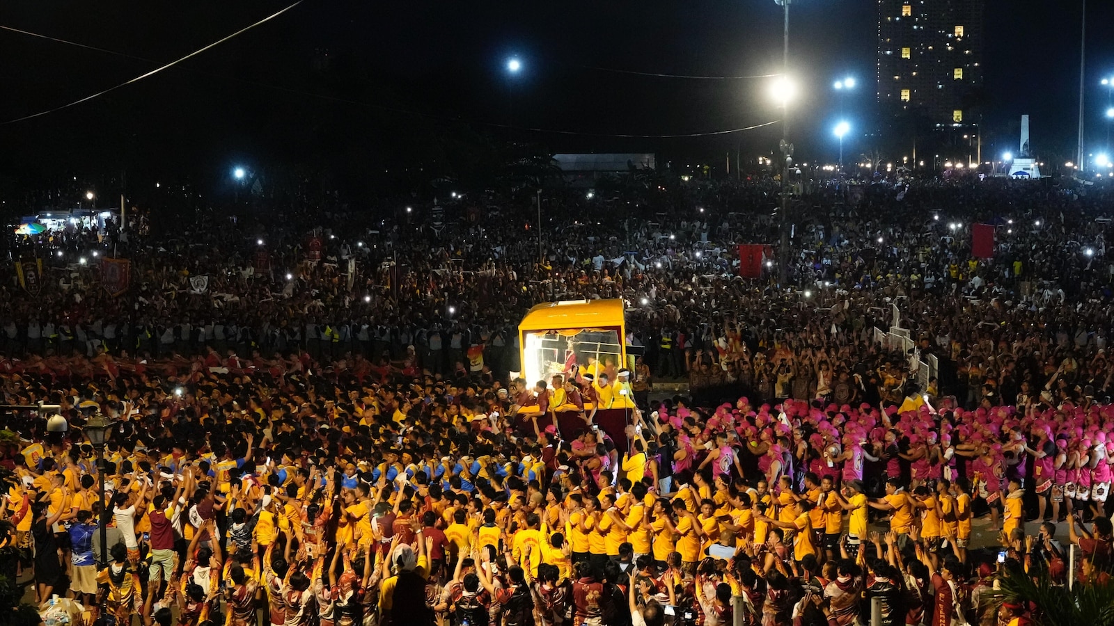 Огромна тълпа от предимно боси филипински католици се присъединява към