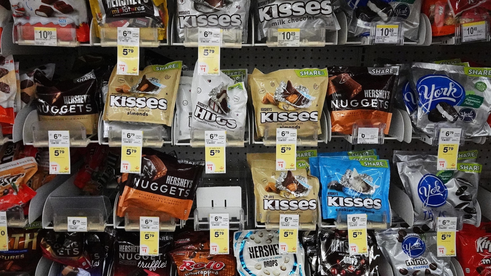 Why trick-or-treaters may bag more gummy candy than chocolate this Halloween