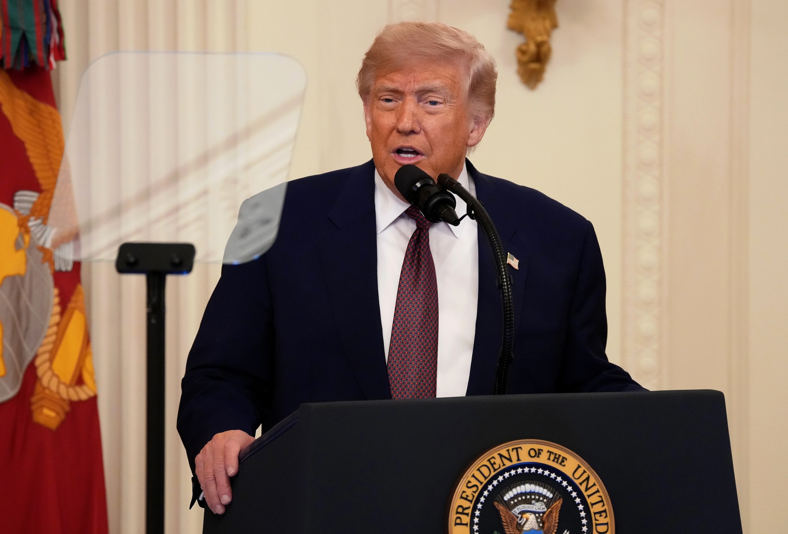 Operador del teleprompter de la Casa Blanca ganó más de $ 100,000 apostando en los discursos de Trump: Fuentes