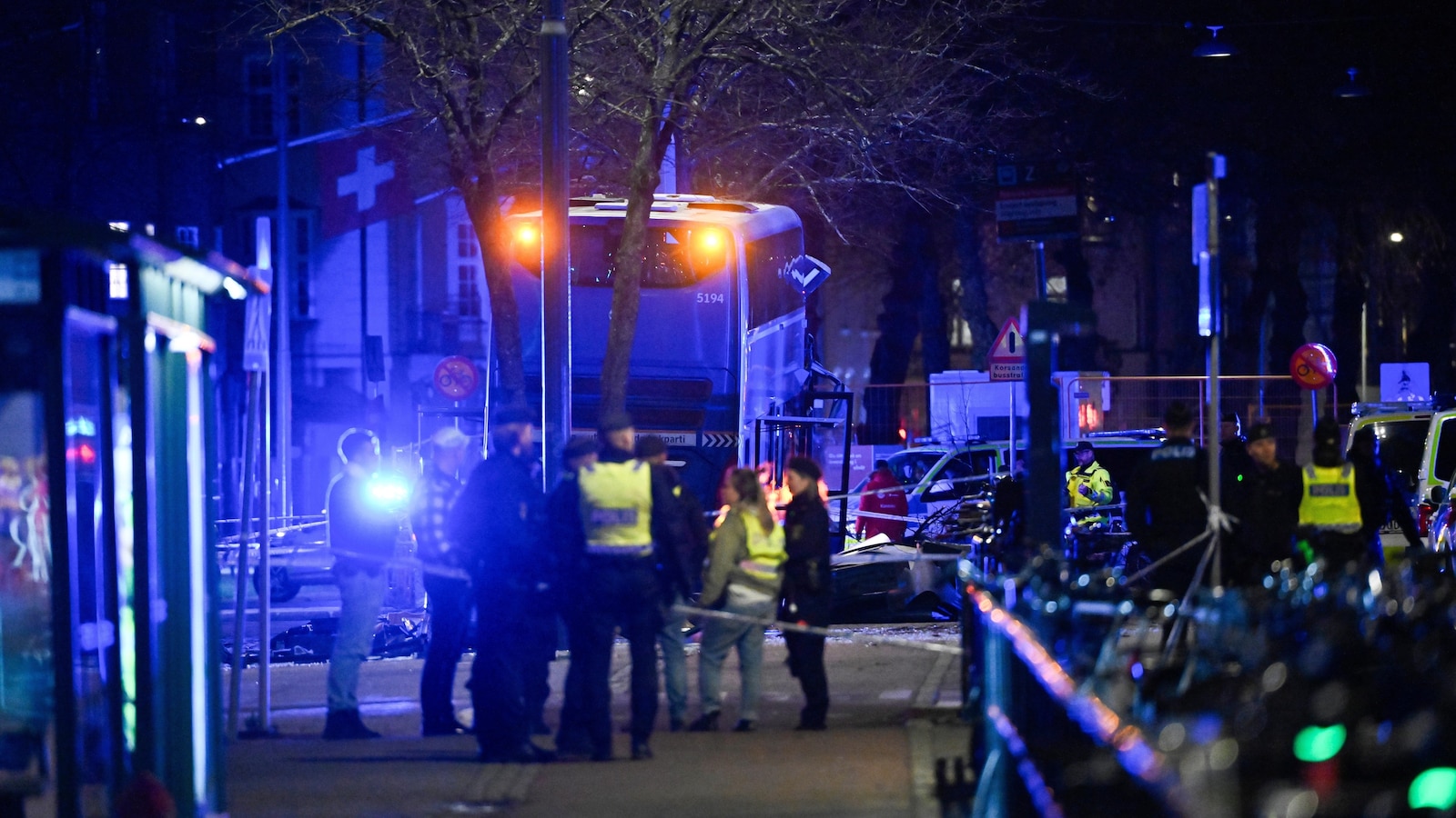 قالت الشرطة إن الحافلة تحطمت عند محطة للحافلات في ستوكهولم، مما أسفر عن مقتل شخص واحد قالت الشرطة إن الحافلة تحطمت عند محطة للحافلات في ستوكهولم، مما أسفر عن مقتل شخص واحد