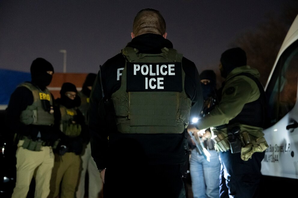 PHOTO: U.S. Immigration and Customs Enforcement officers gather for a briefing before an enforcement operation, Jan. 27, 2025, in Silver Spring, Md.