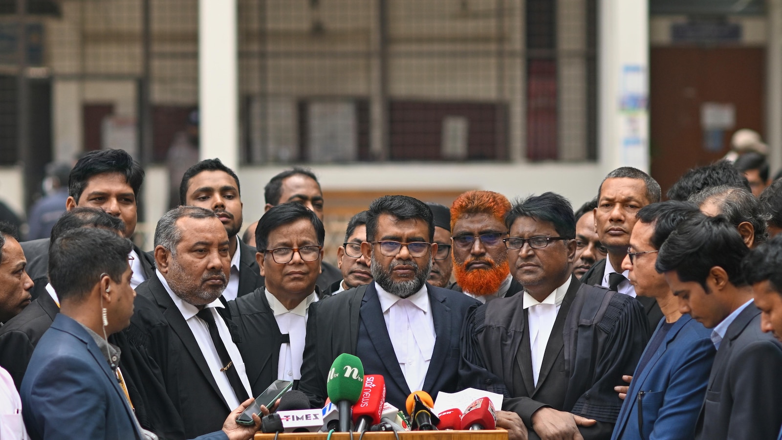 Бившата лидерка на Бангладеш Хасина и нейната племенница депутат от Обединеното кралство бяха осъдени по дело за подкупи