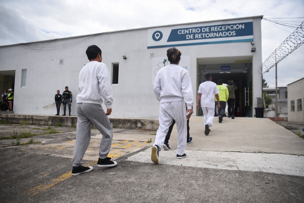 PHOTO: Guatemala migrants arrive on deportation flight from United States, in Guatemala City