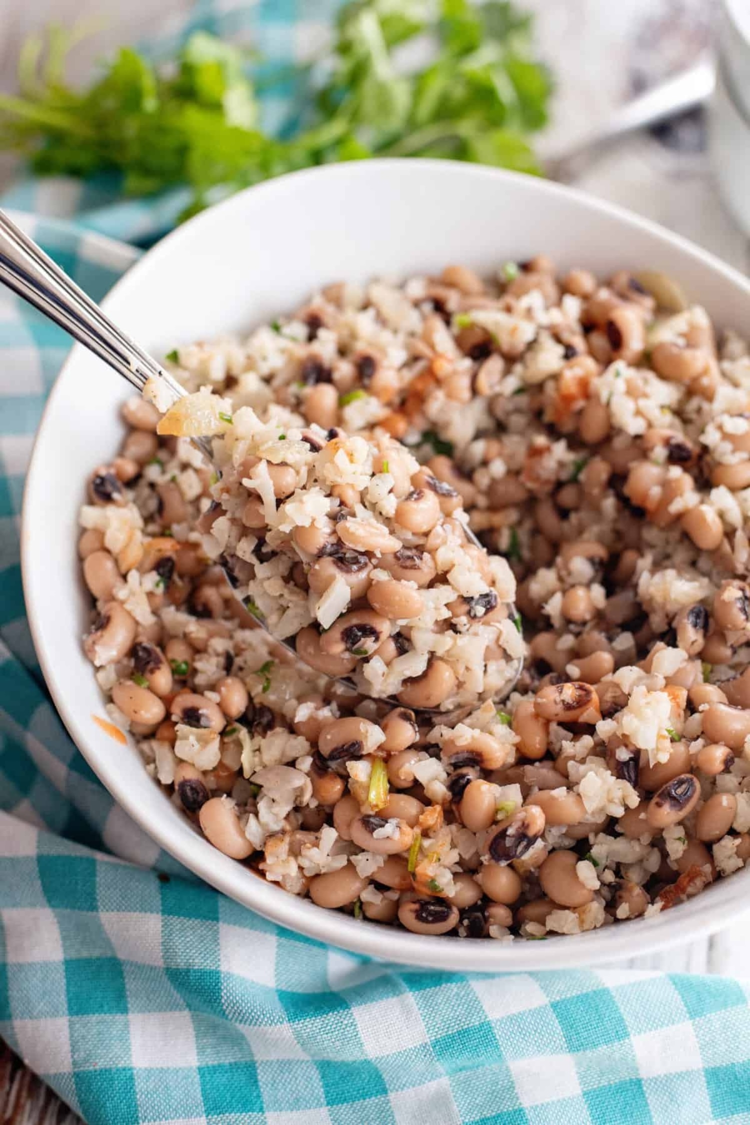 New Year's tradition to eat 12 grapes or black-eyed peas for luck - ABC News, image size:1500x2248