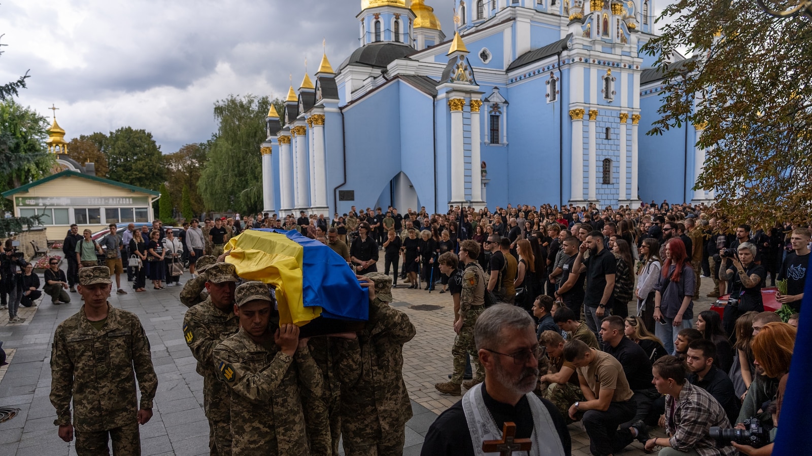 Бременен войник скърби за 21-годишния си съпруг на погребението му в Украйна