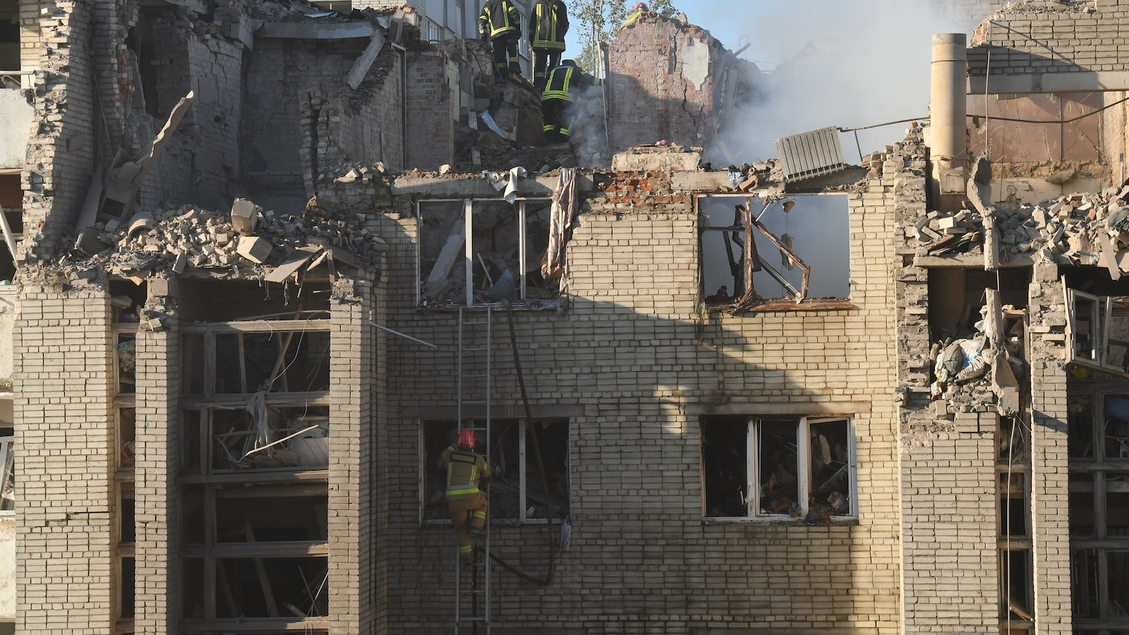 Руските удари в Украйна, от изток на запад, убиха най-малко 8 и раниха десетки