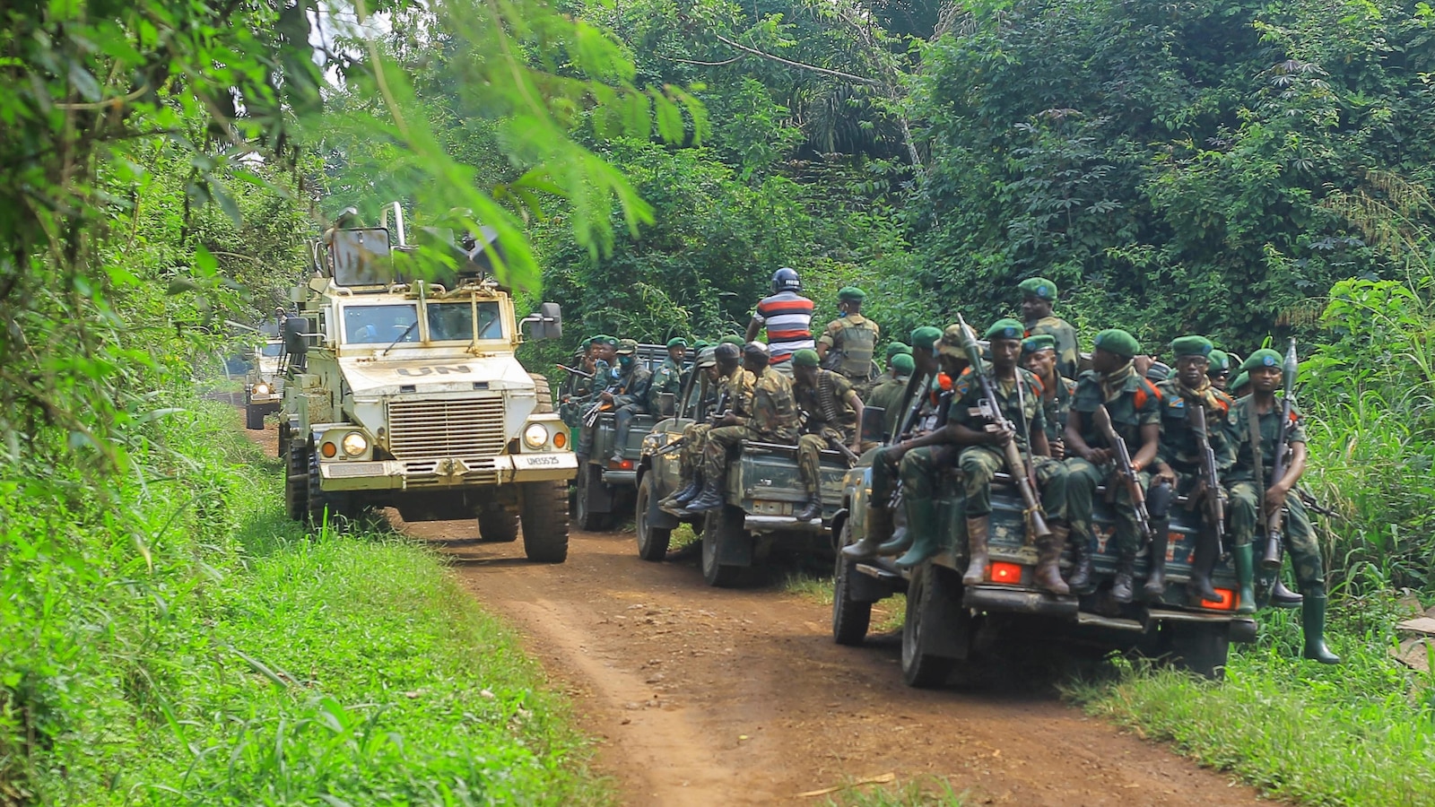 Бунтовници подкрепяни от групата на Ислямска държава убиха най малко