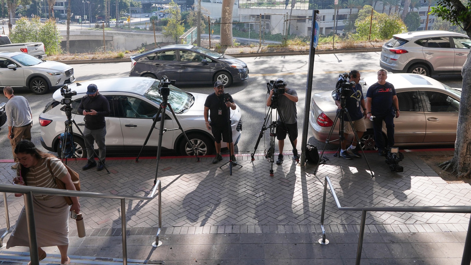 FBI serving search warrants at Los Angeles school district headquarters and superintendent’s home