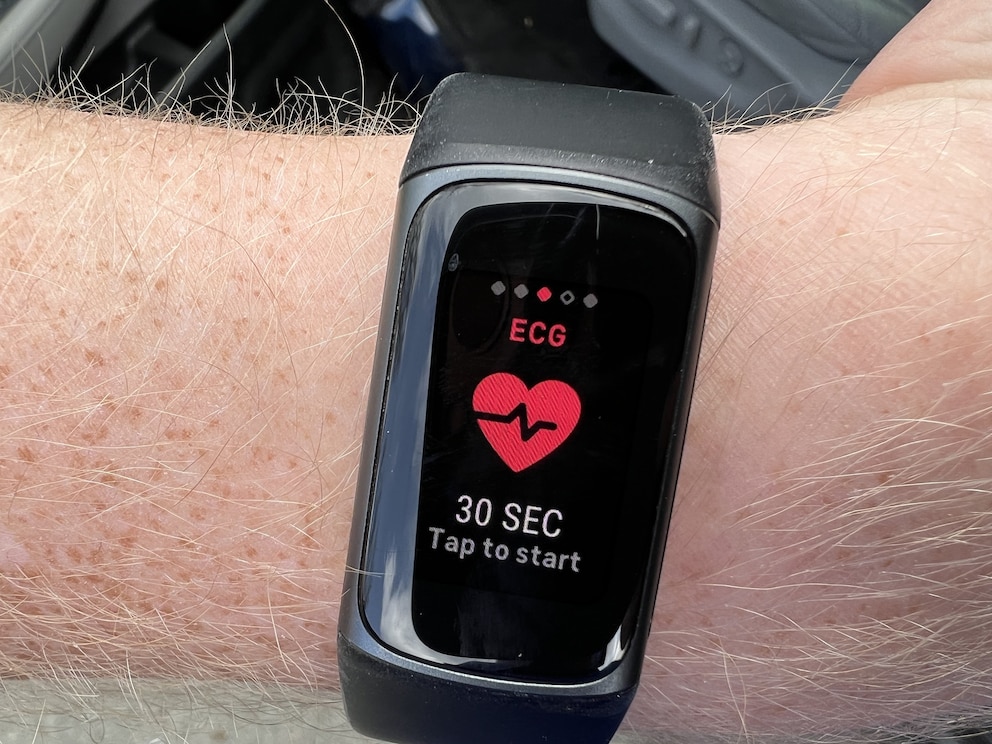 PHOTO: A Fitbit Charge 5 smart fitness tracker wearable is used to take an ECG reading in Lafayette, Calif., March 15, 2022.