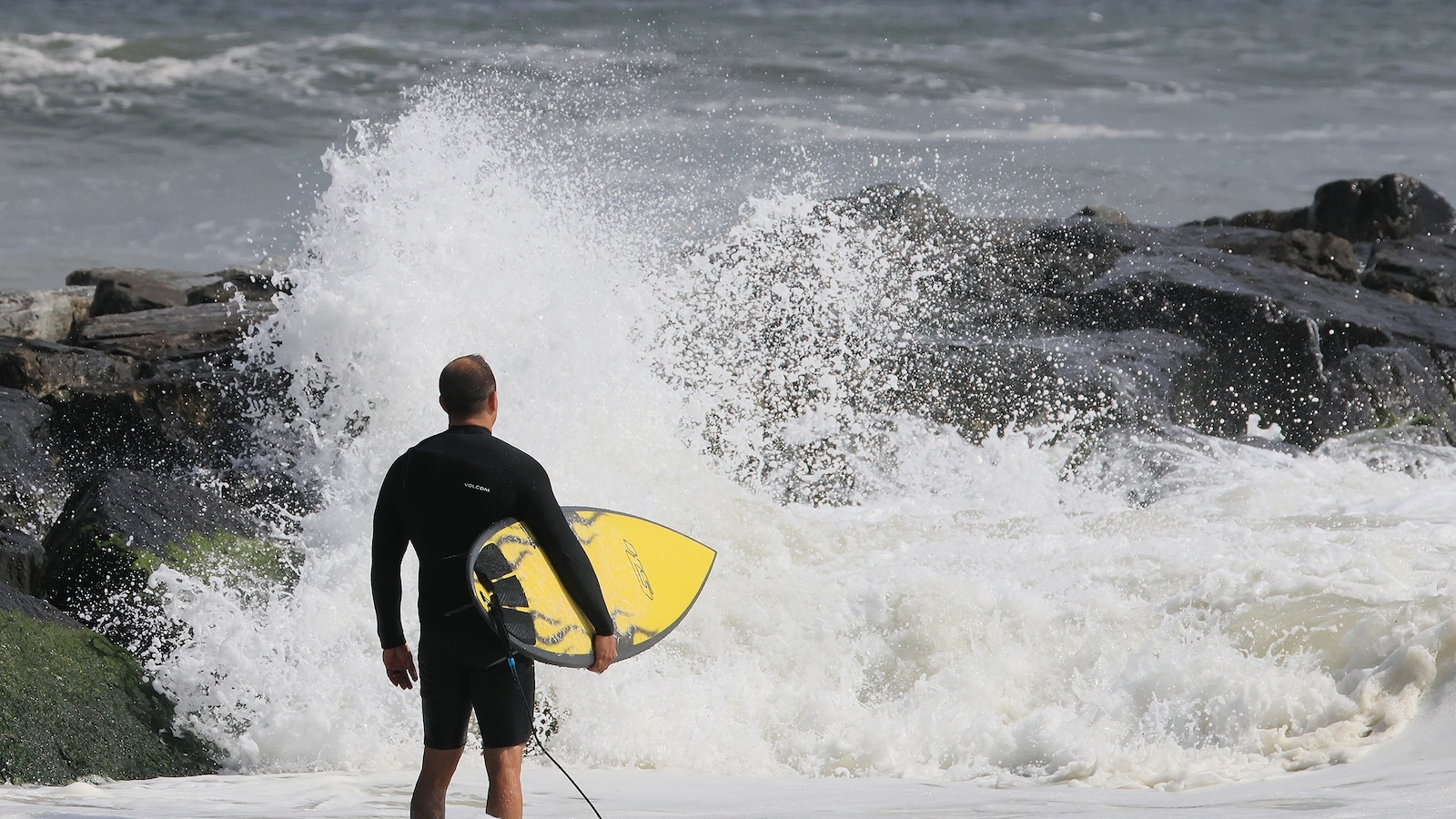 Hurricane Erin updates: Storm weakens to Category 1, moves away from US coastline - ABC News