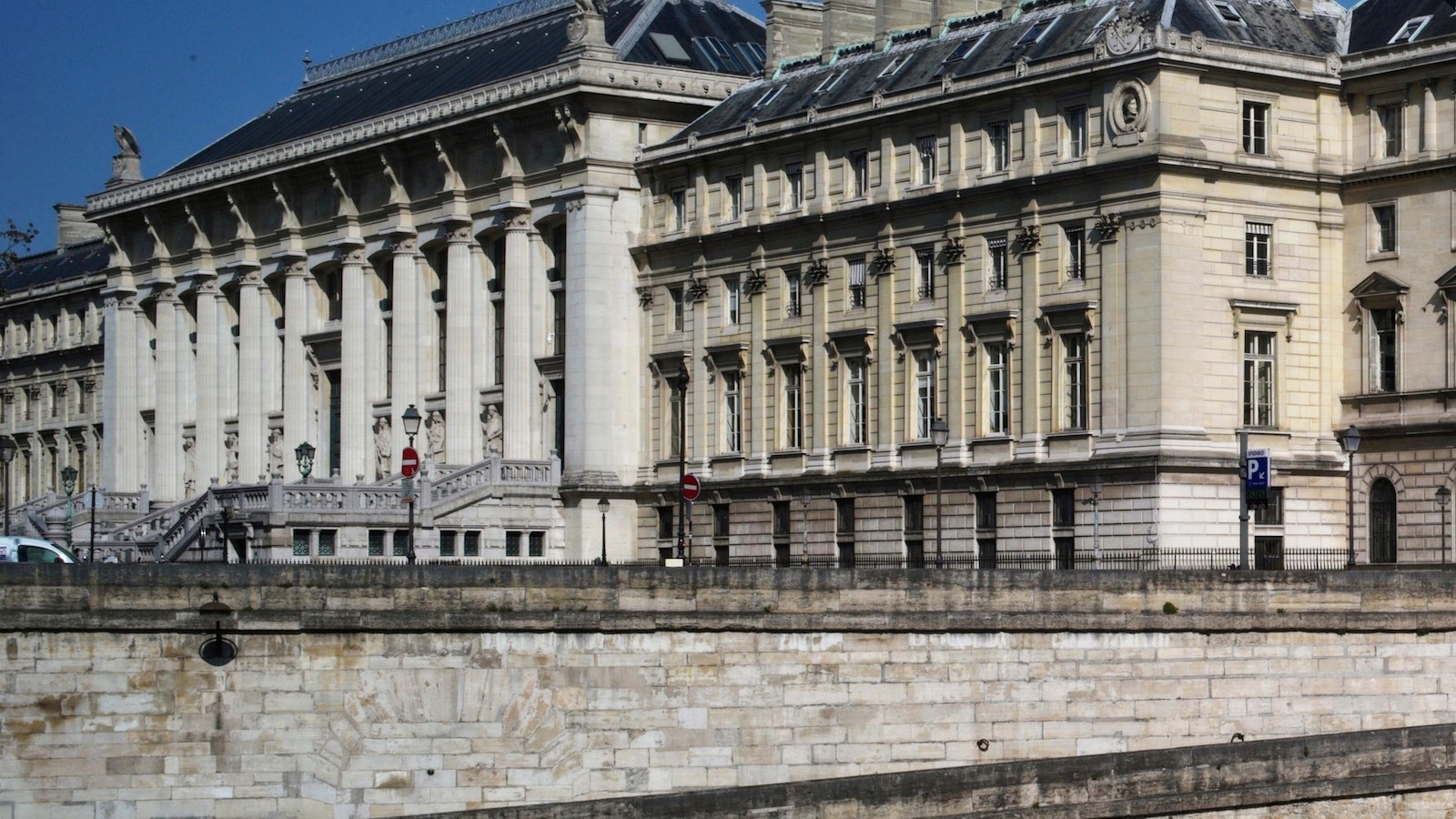 Trial of former Congolese rebel leader Lumbala over wartime atrocities opens in Paris