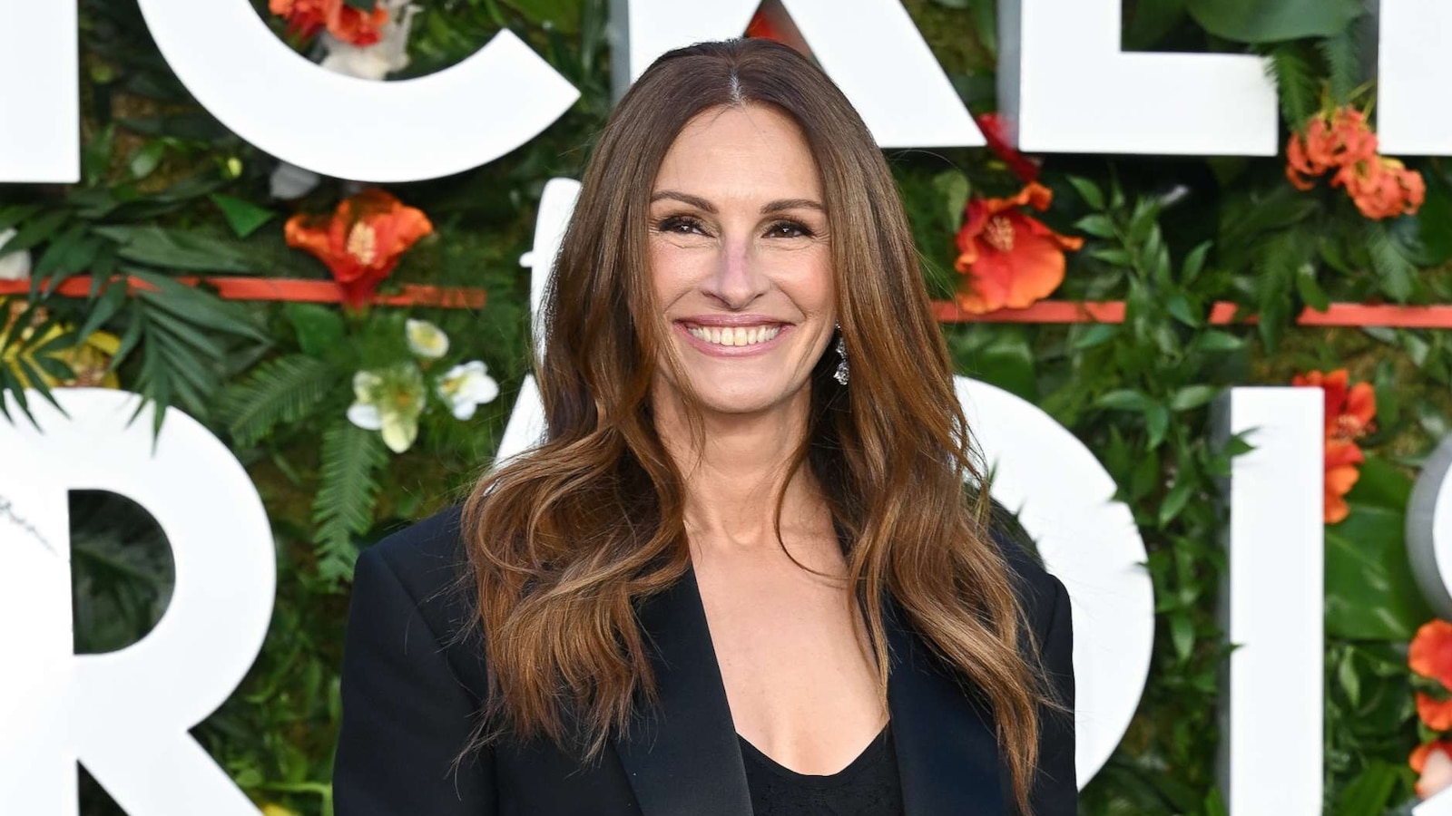 Julia Roberts wears gown embroidered with children's and husband's