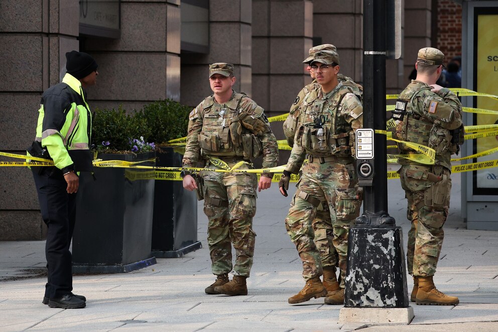 PHOTO: Police Respond To Bomb Threat In D.C.