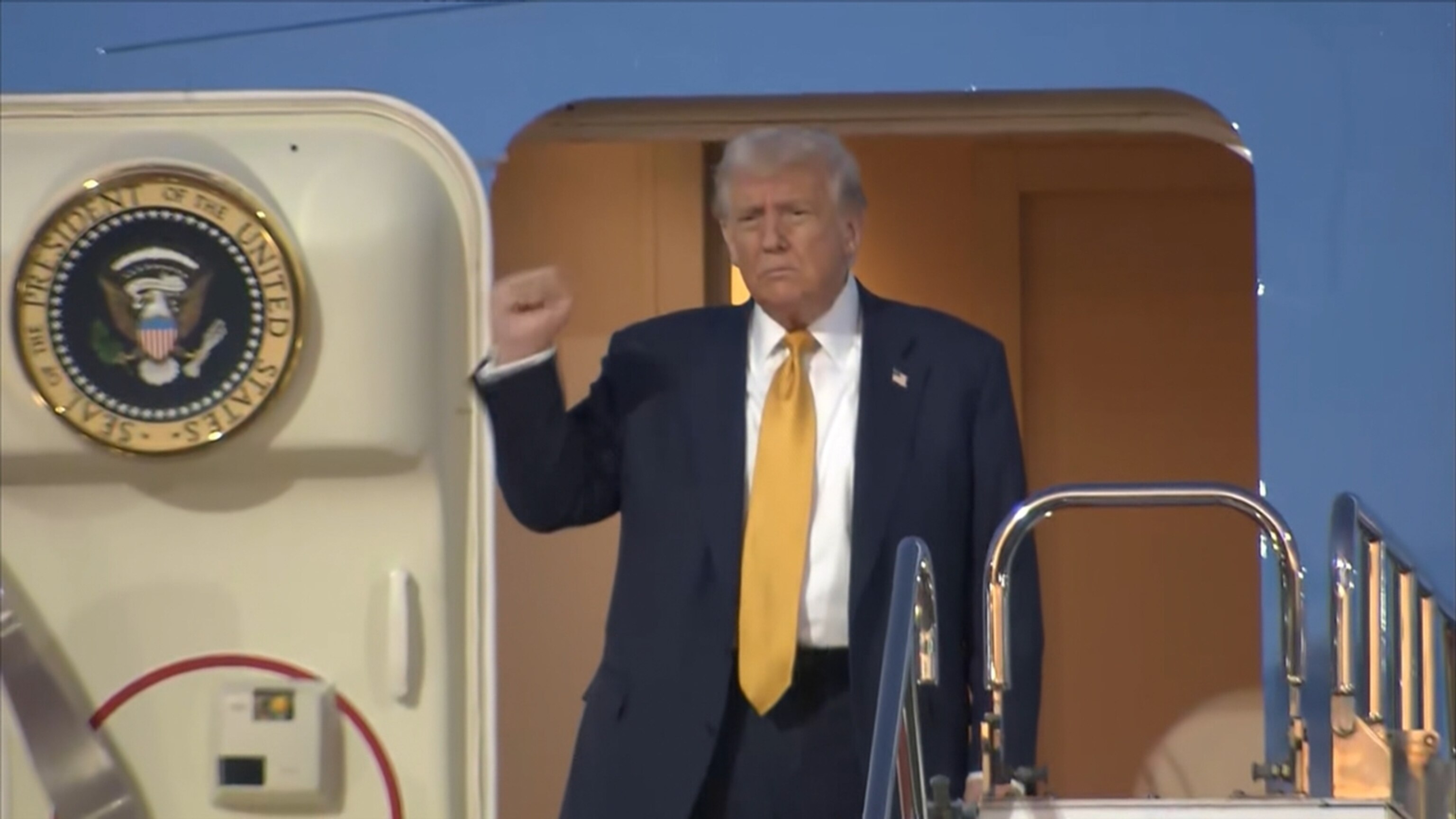 TRAMP PUT A RECORD ON トランプ Video Trump arrives in Japan on high-stakes Asian trade deal trip