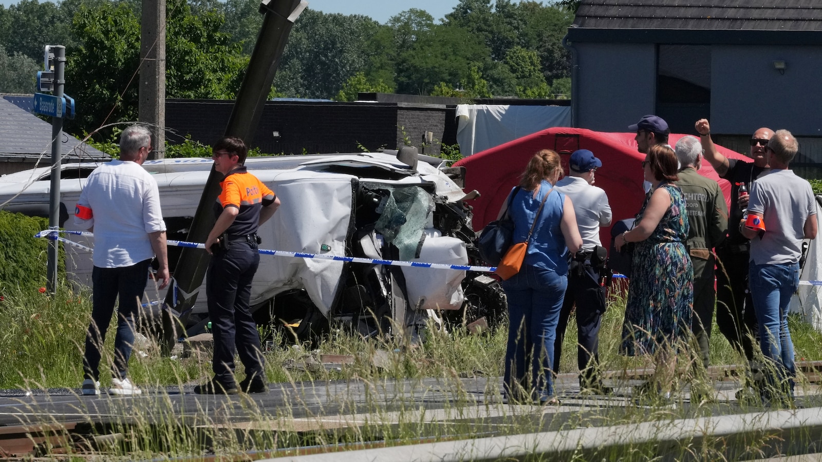 قال مسؤولون بلجيكيون إن 4 أشخاص قتلوا وأصيب 5 آخرون في حادث تصادم بين قطار وحافلة مدرسية