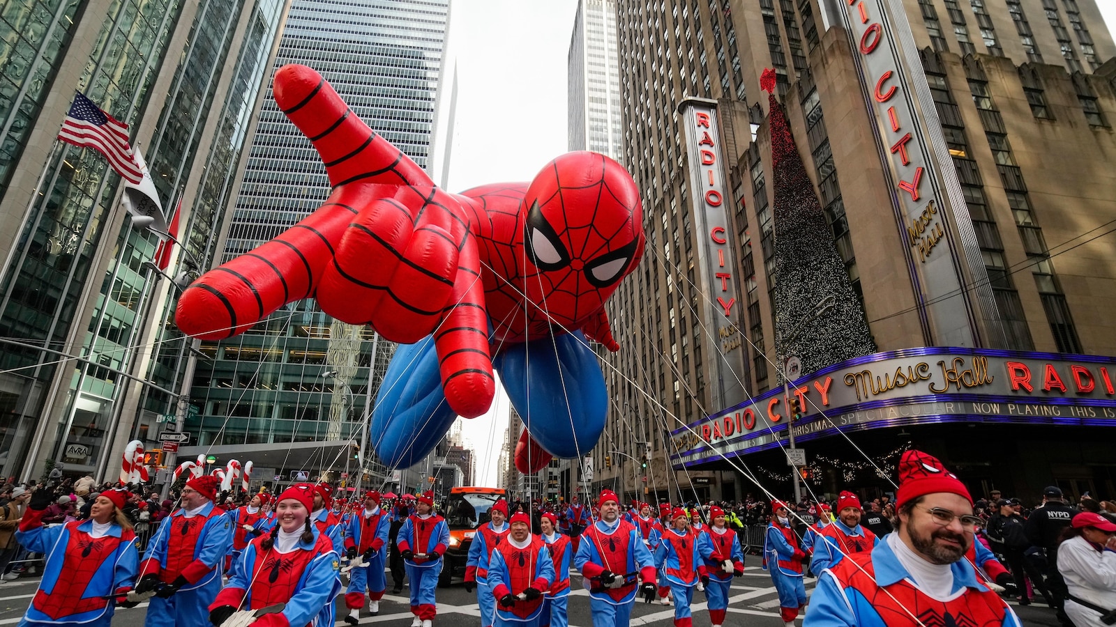 Macy’s Thanksgiving Day Parade kicks off in Manhattan