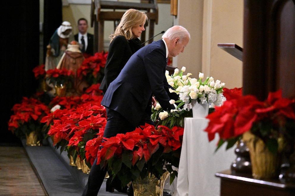 PHOTO: President Biden and the First Lady place a candle at the altar during an interfaith prayer service with the community members impacted by the attack in New Orleans, at the Cathedral-Basilica of Saint Louis, King of France, on Jan. 6, 2025.