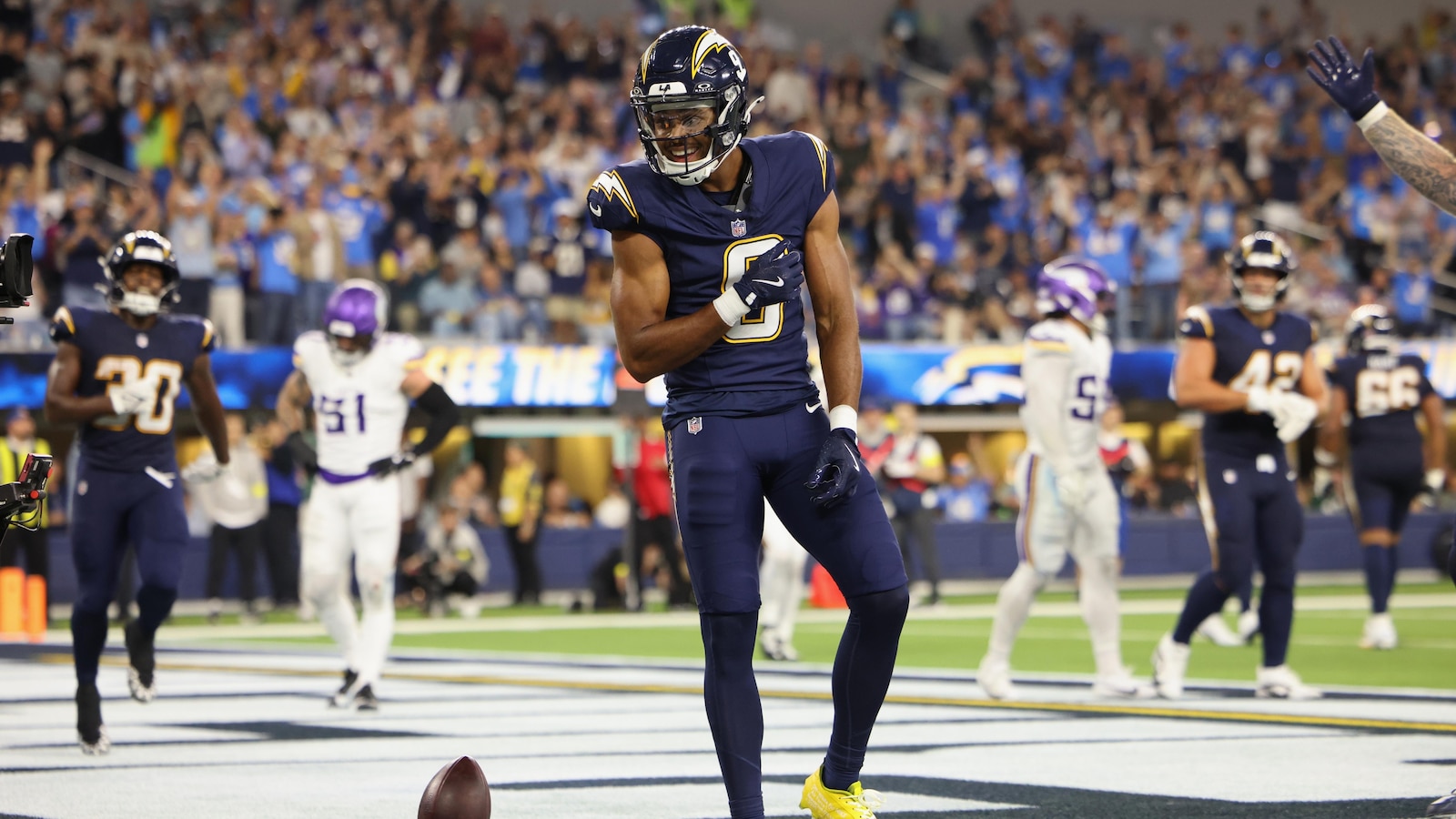 Chargers shake off another round of injuries, pick up needed win by routing Vikings