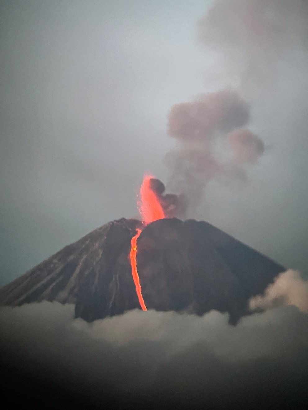 PHOTO: RUSSIA-VOLCANO-ERUPTION-QUAKE