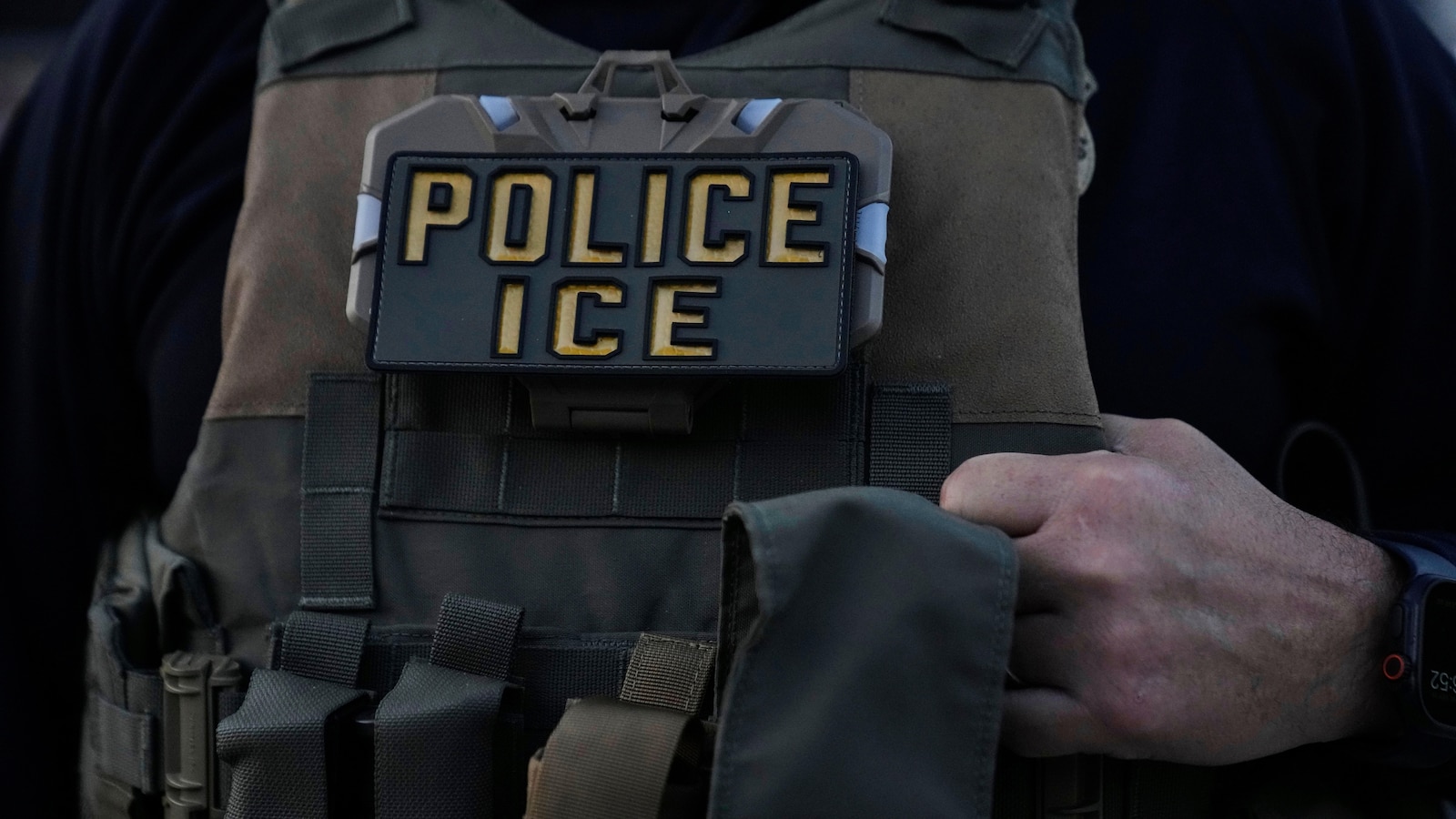 ICE denies using excessive force as it broadens immigration arrests in Chicago