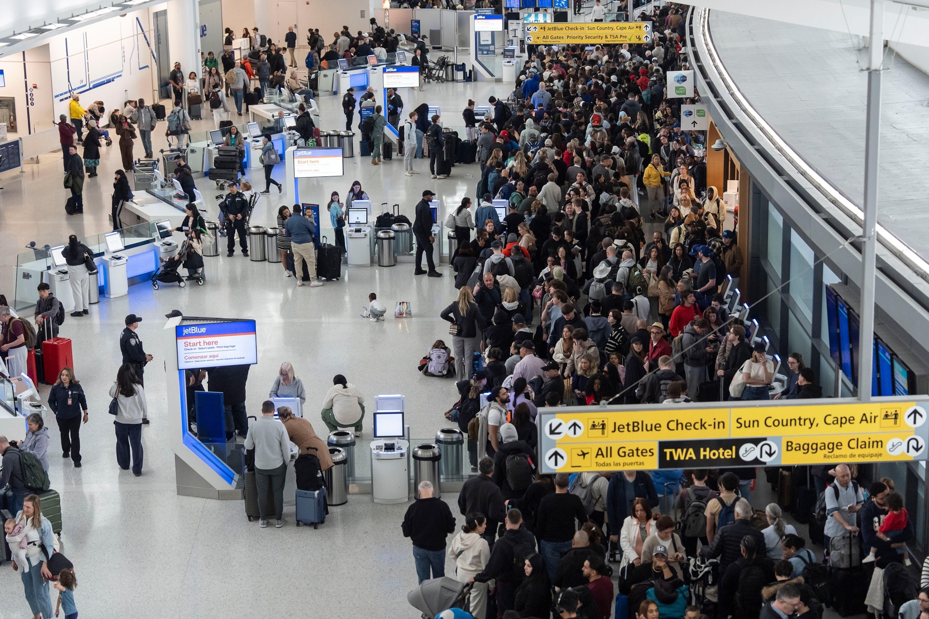 FOTO: Retrasos en los viajes