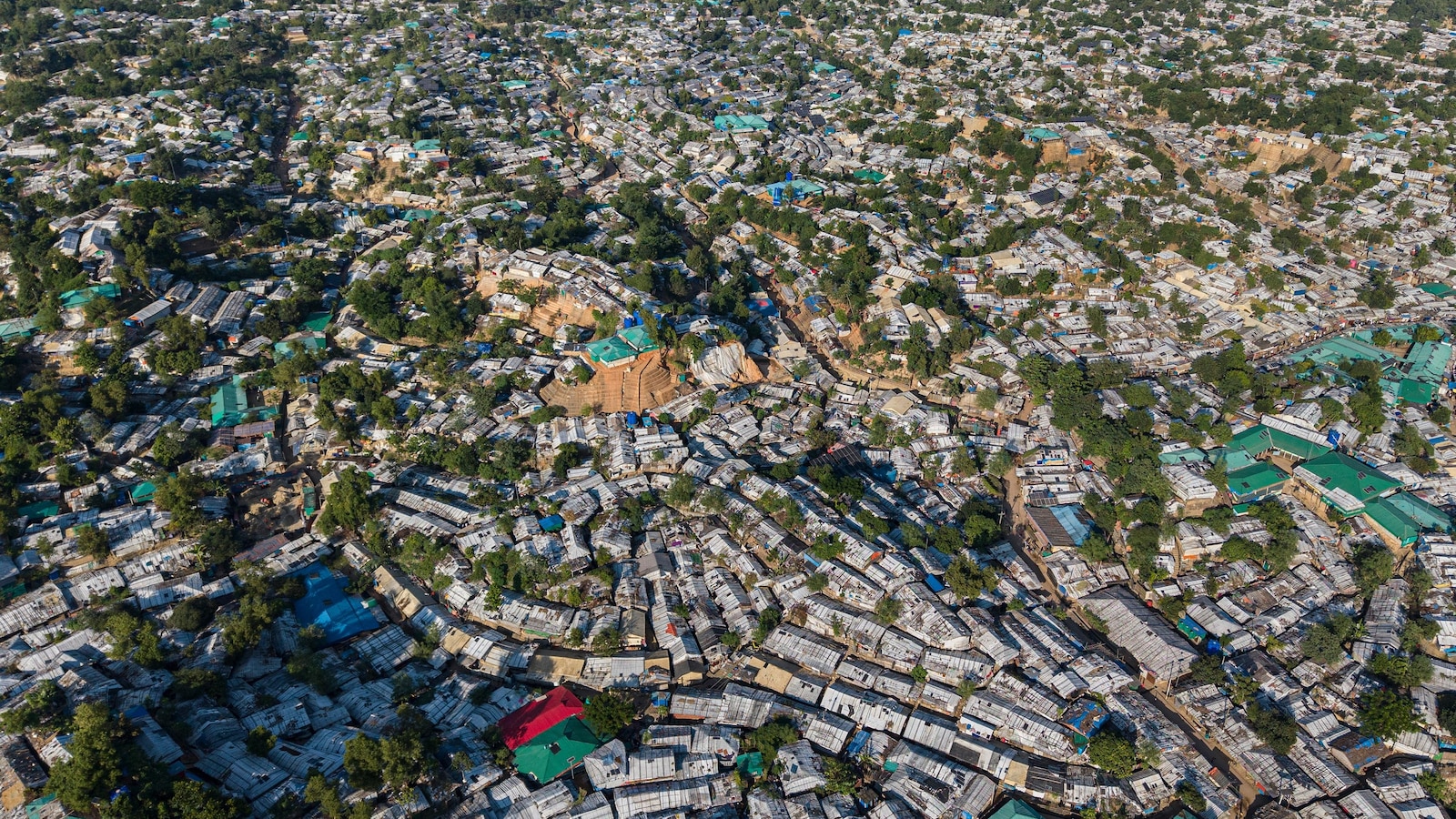 تم قطع المساعدات الغذائية عن ملايين اللاجئين الروهينجا المحاصرين في مخيمات في بنجلاديش.