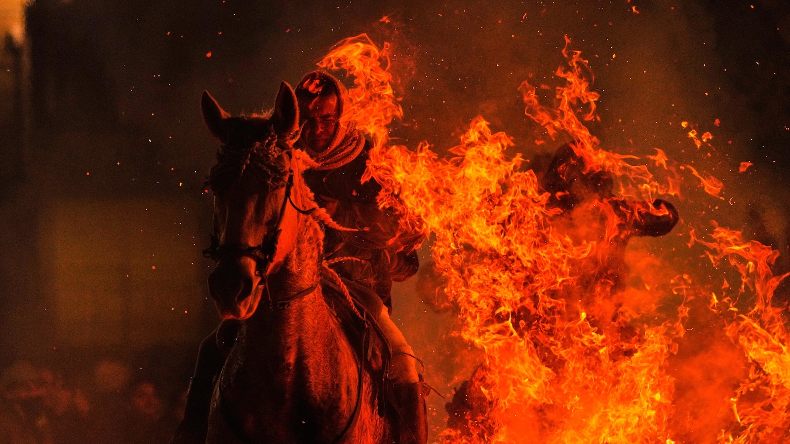 Коне скачат през пламъци и домашни любимци отиват на църква в испански животински ритуали в чест на Свети Антоний