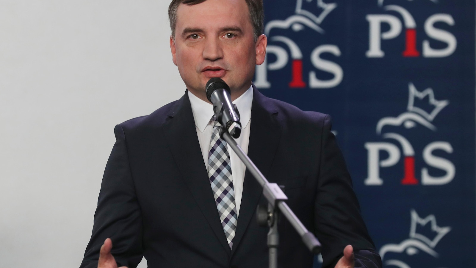 Бивш полски министър на правосъдието, който е изправен пред съдебно преследване у дома, казва, че е получил убежище в Унгария