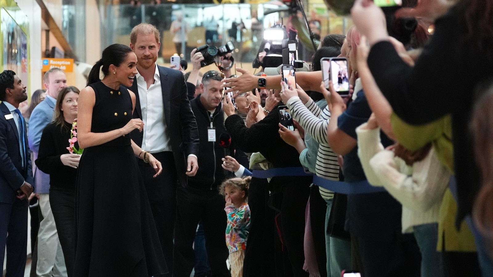 Prins Harry en Meghan arriveren in Australië voor een rustig, particulier gefinancierd bezoek Prins Harry en Meghan arriveren in Australië voor een rustig, particulier gefinancierd bezoek