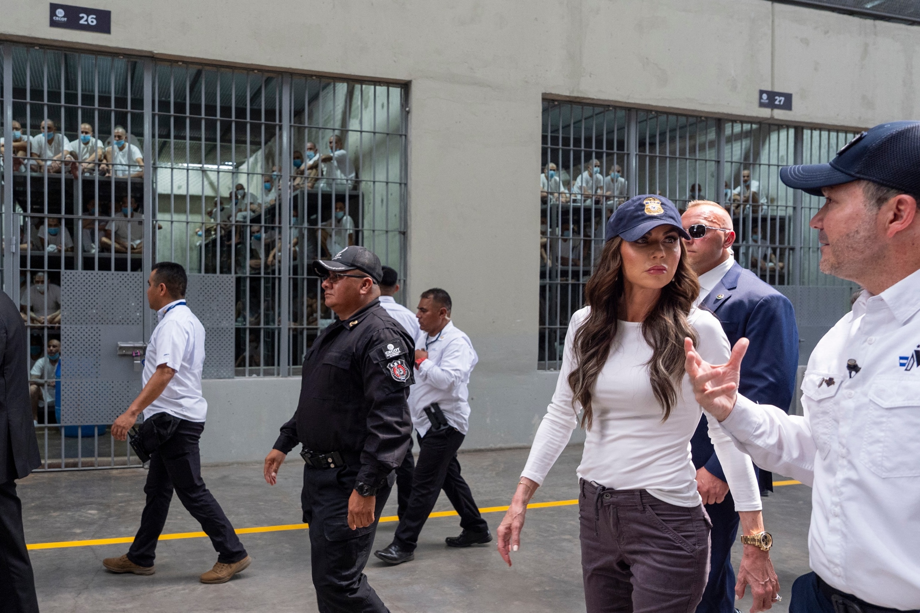 Foto: El Ministro de Justicia y Seguridad Pública, Gustavo Villatoro, junto con la Secretaria de Seguridad Nacional, Christy Noem, observan tras las rejas en un centro de detención de terroristas en Tecoluca, El Salvador, el 26 de marzo de 2025.