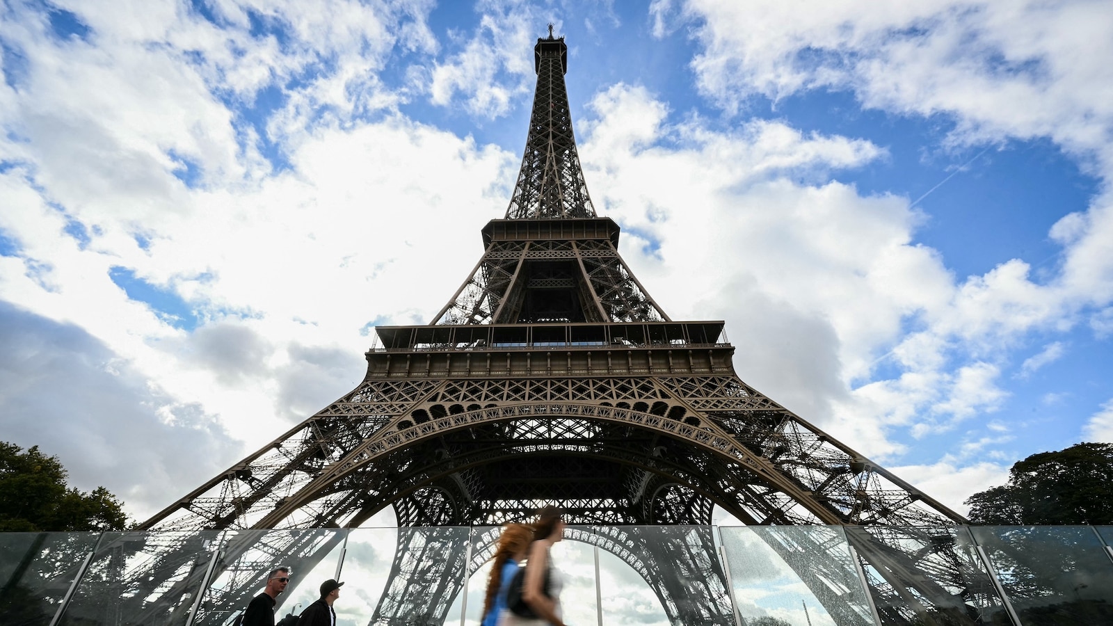 The head of the company that runs the Eiffel Tower will step down at the end of the year after female staff at the landmark building in Paris were excluded during a visit by a Hindu religious group.